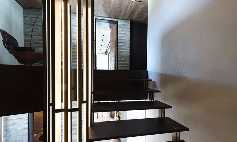 Treppe in modern eingerichtetem Wohnhaus